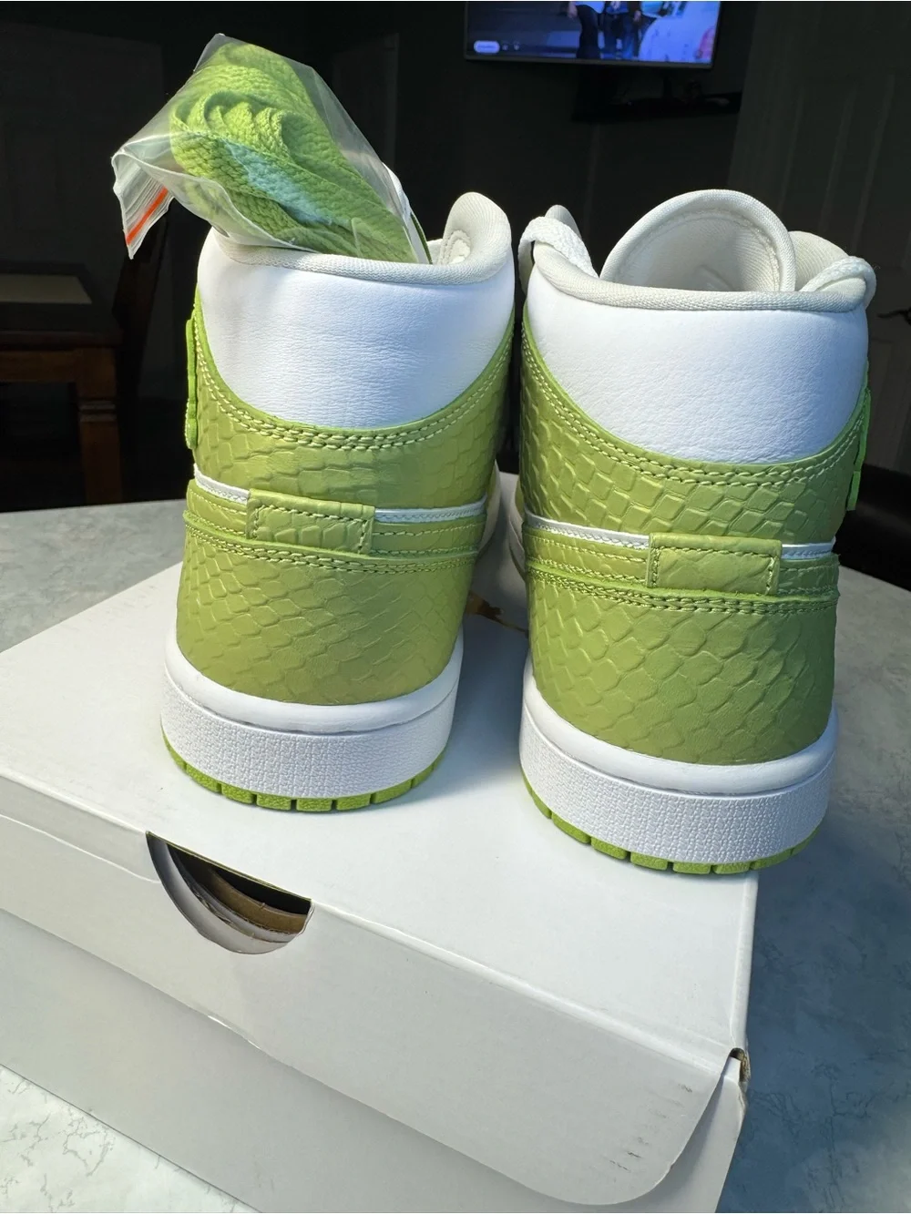 Jordan 1 Mid - Green Python
